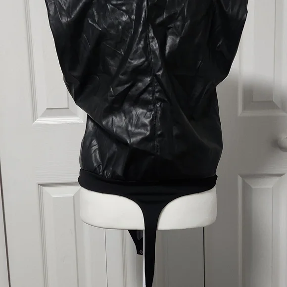 Good American Strong Shoulder Faux Leather Bodysuit - Picture 8 of 8